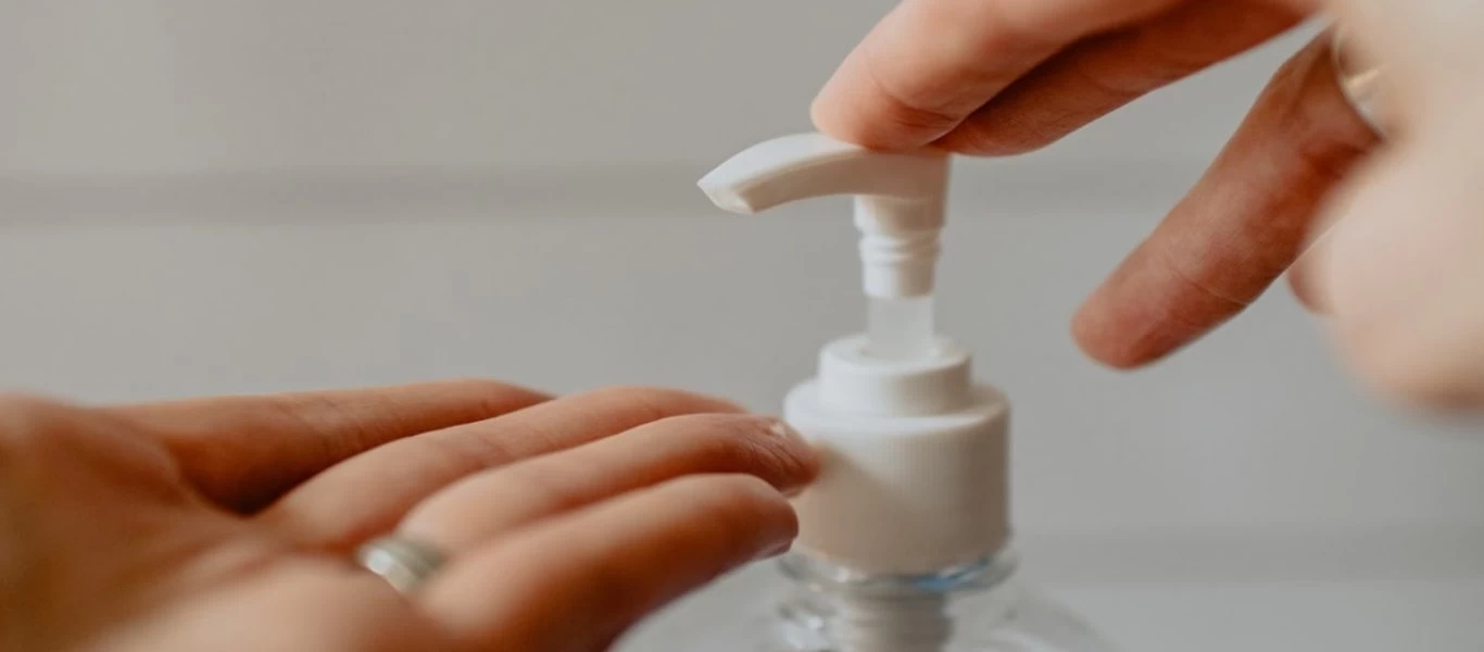 Προσοχή: Ποια είναι τα 3 κυριότερα λάθη που κάνουμε με το αντισηπτικό;